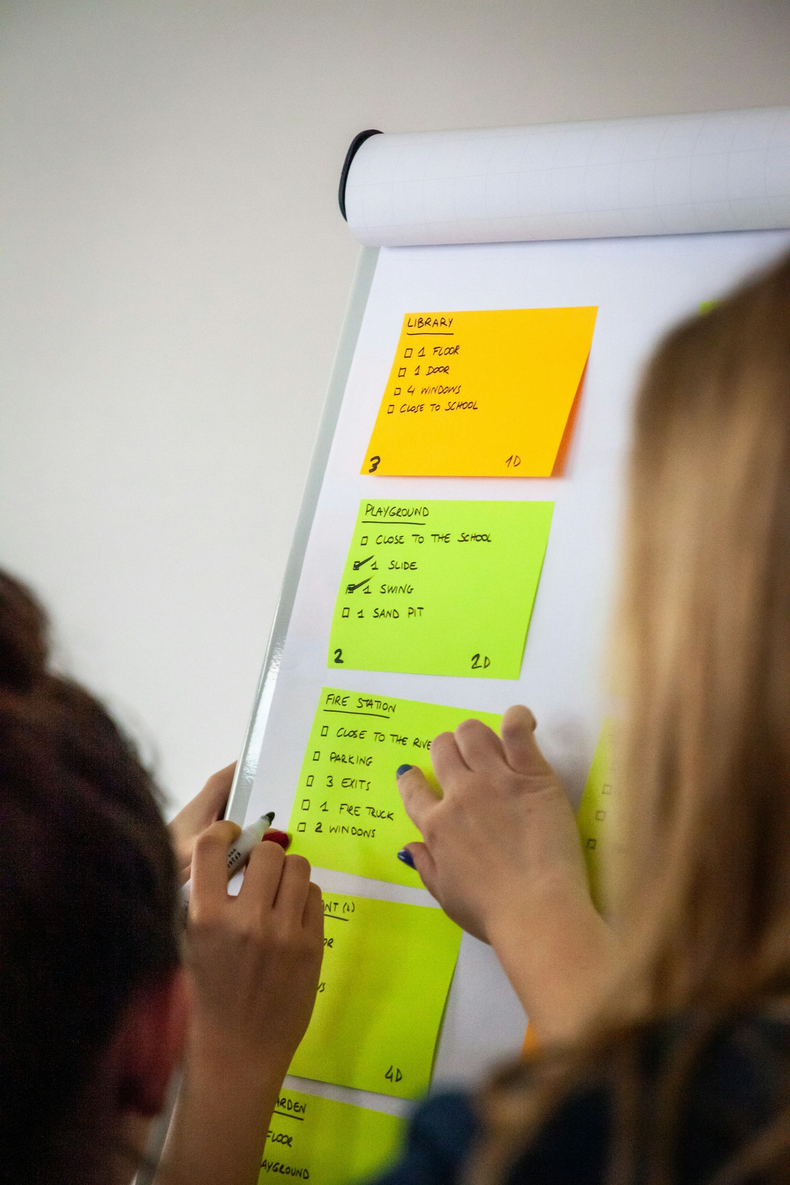 Personas organizan ideas con notas sobre un panel